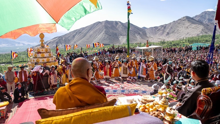 Ладакские женщины в национальных костюмах выступают во время паломничества Его Святейшества Далай-ламы к статуе Будды. Ле, Ладак, Индия. 31 июля 2023 г. Фото: Тензин Чойджор (офис ЕСДЛ).