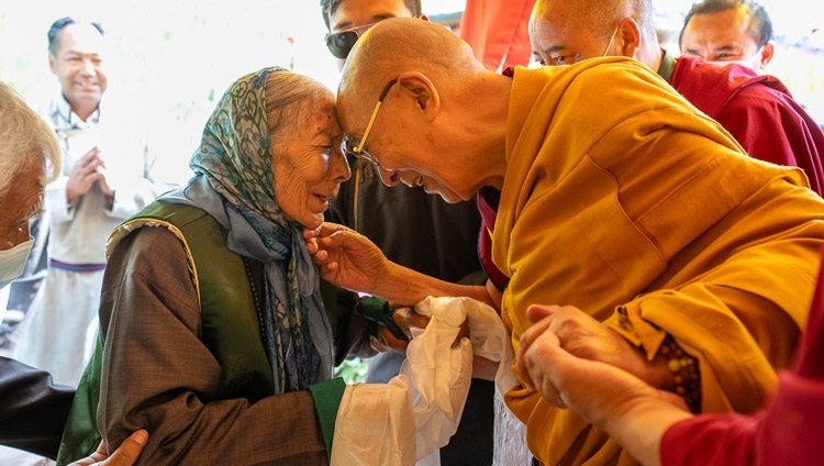 Его Святейшество Далай-лама тепло приветствует Сток Гьялмо. Ле, Ладак, Индия. 31 июля 2023 г. Фото: Тензин Чойджор (офис ЕСДЛ).