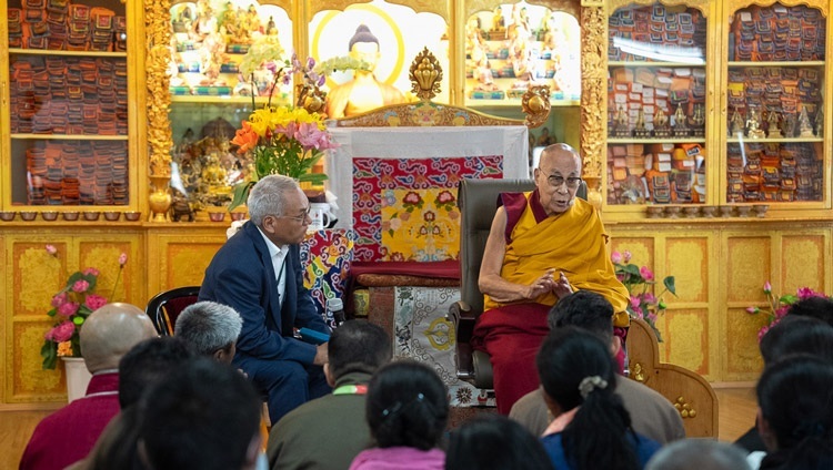 Его Святейшество Далай-лама встречается с ведущими специалистами программы социально-эмоционально-этического обучения (СЭЭО) Ладака. Ле, Ладак, Индия. 10 августа 2023 г. Фото: Тензин Чойджор (офис ЕСДЛ).