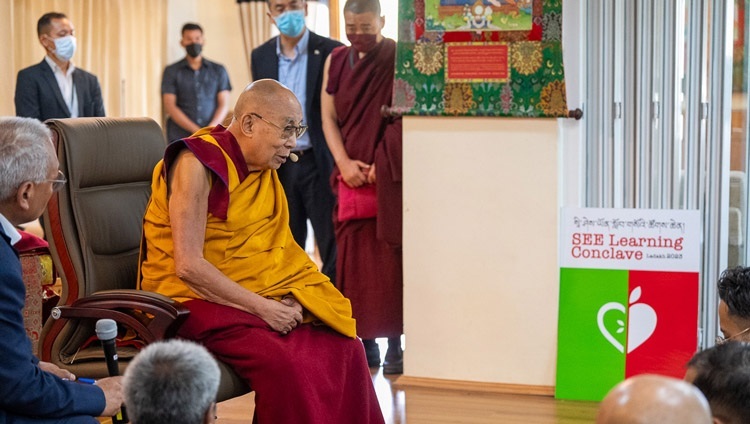 Его Святейшество Далай-лама дарует наставления ведущим специалистам программы социально-эмоционально-этического обучения (СЭЭО) Ладака. Ле, Ладак, Индия. 10 августа 2023 г. Фото: Тензин Чойджор (офис ЕСДЛ).