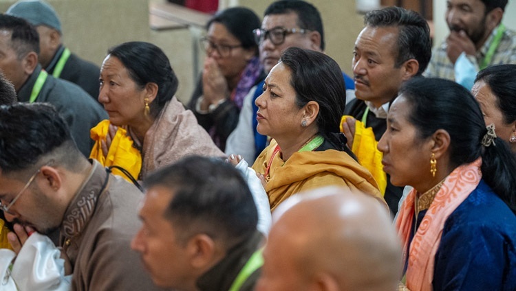 Ведущие специалисты программы социально-эмоционально-этического обучения (СЭЭО) Ладака слушают наставления Его Святейшества Далай-ламы. Ле, Ладак, Индия. 10 августа 2023 г. Фото: Тензин Чойджор (офис ЕСДЛ).