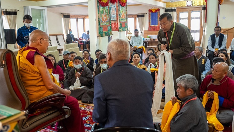 Один из ведущих специалистов программы социально-эмоционально-этического обучения (СЭЭО) Ладака задает вопрос Его Святейшеству Далай-ламе. Ле, Ладак, Индия. 10 августа 2023 г. Фото: Тензин Чойджор (офис ЕСДЛ).
