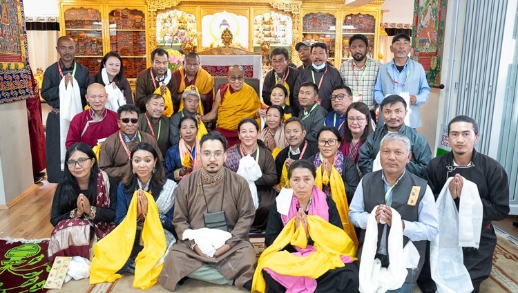 Его Святейшество Далай-лама фотографируется с ведущими специалистами программы социально-эмоционально-этического обучения (СЭЭО) Ладака. Ле, Ладак, Индия. 10 августа 2023 г. Фото: Тензин Чойджор (офис ЕСДЛ).