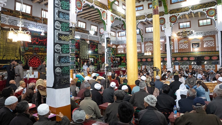 Вид на зал мечети «Имам Барга» во время встречи Его Святейшества Далай-ламы с членами мусульманской общины. Ле, Ладак, Индия. 12 августа 2023 г. Фото: Тензин Чойджор (офис ЕСДЛ).