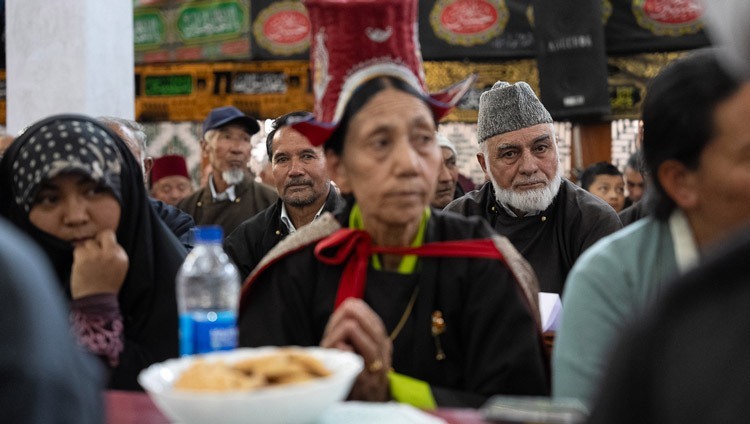 Люди, собравшиеся в мечети «Имам Барга», слушают обращение Его Святейшества Далай-ламы. Ле, Ладак, Индия. 12 августа 2023 г. Фото: Тензин Чойджор (офис ЕСДЛ).