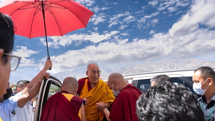 Его Святейшество Далай-лама прибывает в Синдху Гат на торжественный прием, организованный Ладакским автономным горным советом по развитию. Ле, Ладак, Индия. 16 августа 2023 г. Фото: Тензин Чойджор (офис ЕСДЛ).