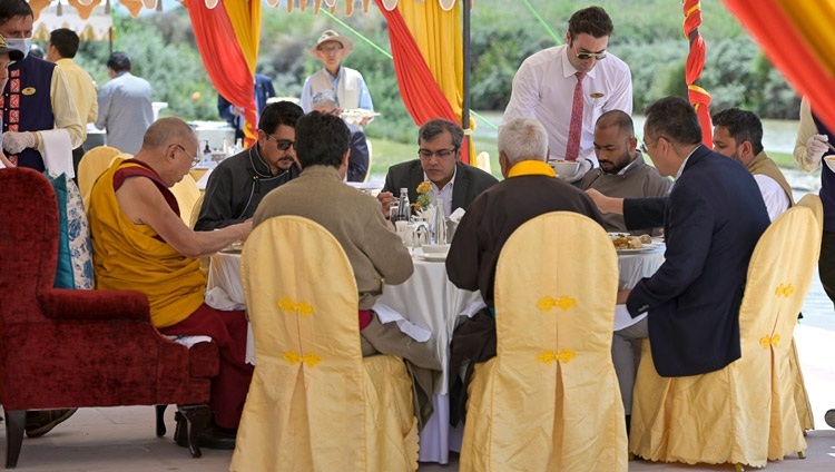 Его Святейшество Далай-лама обращается к собравшимся во время торжественного приема, организованного в его честь Ладакским автономным горным советом по развитию. Ле, Ладак, Индия. 16 августа 2023 г. Фото: Тензин Чойджор (офис ЕСДЛ).