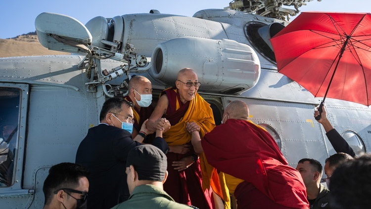 Его Святейшество Далай-лама выходит из вертолета по прибытии в Кхалси. Ладак, Индия. 18 августа 2023 г. Фото: Тензин Чойджор (офис ЕСДЛ).