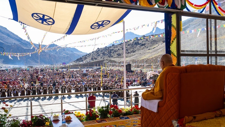 Его Святейшество Далай-лама смотрит концертные номера во время церемонии приветствия, организованной на площадке для учений в Кхалси. Ладак, Индия. 18 августа 2023 г. Фото: Тензин Чойджор (офис ЕСДЛ).