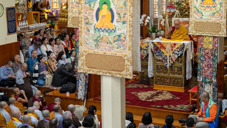 Его Святейшество Далай-лама обращается к слушателям во время первого дня учений, организованных по просьбе буддистов из Юго-Восточной Азии. Дхарамсала, штат Химачал-Прадеш, Индия. 5 сентября 2023 г. Фото: Тензин Чойджор (офис ЕСДЛ).
