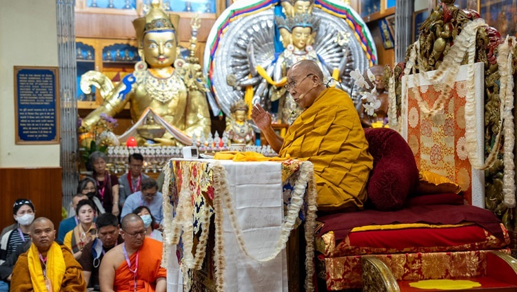 Его Святейшество Далай-лама во время первого дня учений, организованных по просьбе буддистов из Юго-Восточной Азии. Дхарамсала, штат Химачал-Прадеш, Индия. 5 сентября 2023 г. Фото: Тензин Чойджор (офис ЕСДЛ).