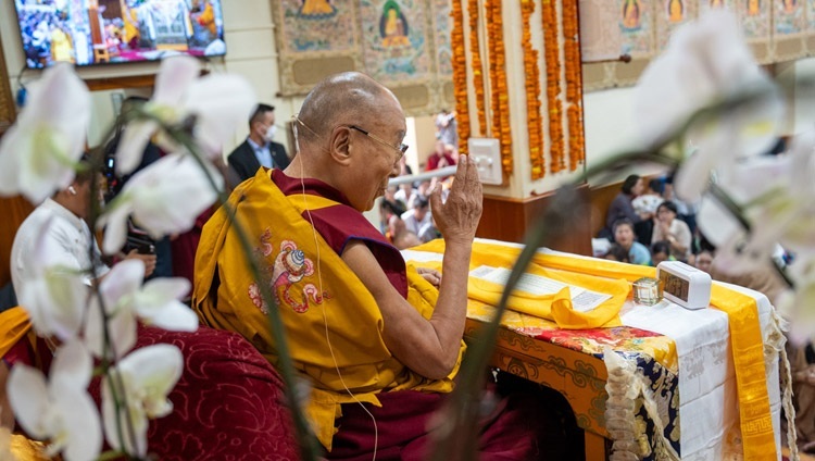 Его Святейшество Далай-лама обращается к слушателям во время второго дня учений, организованных по просьбе буддистов из Юго-Восточной Азии. Дхарамсала, штат Химачал-Прадеш, Индия. 6 сентября 2023 г. Фото: Тензин Чойджор (офис ЕСДЛ).
