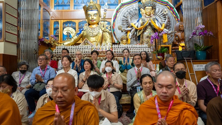 Гости из Юго-Восточной Азии сидят на сцене во время второго дня учений Его Святейшества Далай-ламы. Дхарамсала, штат Химачал-Прадеш, Индия. 6 сентября 2023 г. Фото: Тензин Чойджор (офис ЕСДЛ).
