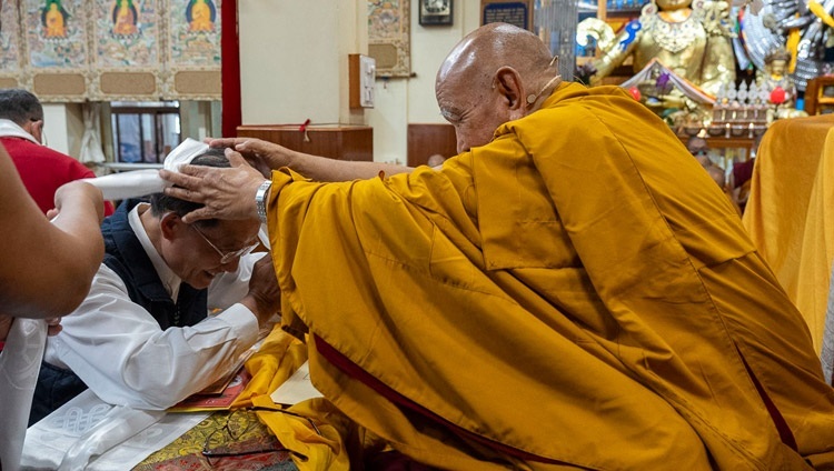 Представитель одной из групп тайваньских буддистов преподносит традиционные подношения Гадену Три Ринпоче в начале учений в главном тибетском храме. Дхарамсала, штат Химачал-Прадеш, Индия. 2 октября 2023 г. Фото: Тензин Чойджор (офис ЕСДЛ).