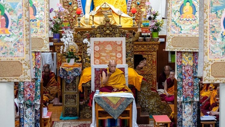 Гаден Три Ринпоче обращается к слушателям во время первого дня учений, организованных по просьбе тайваньских буддистов. Дхарамсала, штат Химачал-Прадеш, Индия. 2 октября 2023 г. Фото: Тензин Чойджор (офис ЕСДЛ).