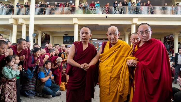 Гаден Три Ринпоче покидает главный тибетский храм по завершении первого дня учений, организованных по просьбе тайваньских буддистов. Дхарамсала, штат Химачал-Прадеш, Индия. 2 октября 2023 г. Фото: Тензин Чойджор (офис ЕСДЛ).