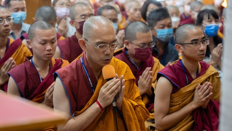 Мастер ритуального пения возглавляет молитвы во время второго дня учений, организованных по просьбе тайваньских буддистов. Дхарамсала, штат Химачал-Прадеш, Индия. 3 октября 2023 г. Фото: Тензин Чойджор (офис ЕСДЛ).