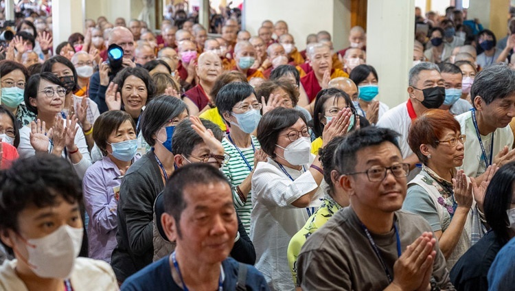 Буддисты из Тайваня, расположившиеся в главном тибетском храме, слушают учения Гадена Три Ринпоче. Дхарамсала, штат Химачал-Прадеш, Индия. 3 октября 2023 г. Фото: Тензин Чойджор (офис ЕСДЛ).
