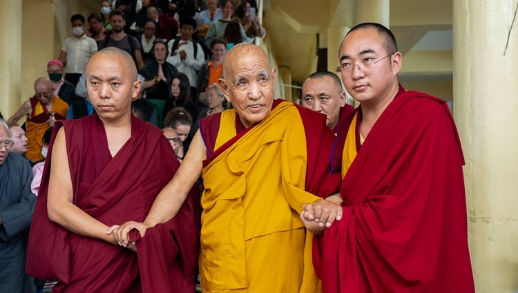 Гаден Три Ринпоче покидает главный тибетский храм по завершении второго дня учений, организованных по просьбе тайваньских буддистов. Дхарамсала, штат Химачал-Прадеш, Индия. 3 октября 2023 г. Фото: Тензин Чойджор (офис ЕСДЛ).