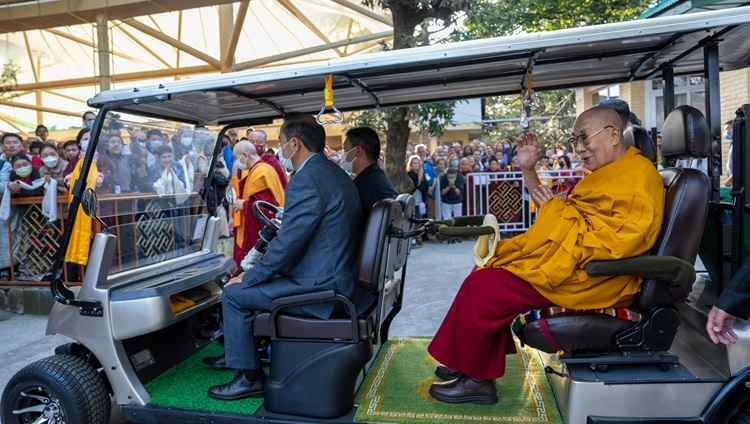 В заключительный день учений для тайваньских буддистов Его Святейшество Далай-лама направляется в главный тибетский храм, чтобы даровать посвящение Ченрезига. Дхарамсала, штат Химачал-Прадеш, Индия. 4 октября 2023 г. Фото: Тензин Чойджор (офис ЕСДЛ).