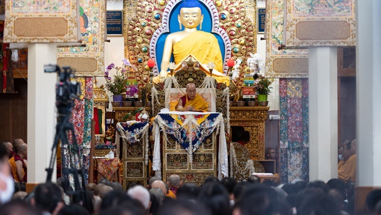 Его Святейшество Далай-лама обращается к слушателям во время заключительного дня учений для тайваньских буддистов. Дхарамсала, штат Химачал-Прадеш, Индия. 4 октября 2023 г. Фото: дост. Замлинг Норбу (офис ЕСДЛ).