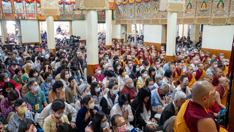 Вид на главный тибетский храм во время заключительного дня учений для тайваньских буддистов. Дхарамсала, штат Химачал-Прадеш, Индия. 4 октября 2023 г. Фото: Тензин Чойджор (офис ЕСДЛ).