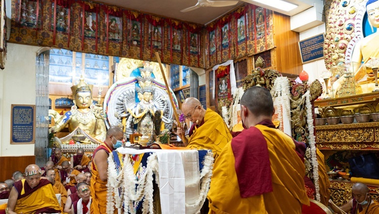 Его Святейшество Далай-лама дарует посвящение Ченрезига во время заключительного дня учений для тайваньских буддистов. Дхарамсала, штат Химачал-Прадеш, Индия. 4 октября 2023 г. Фото: Тензин Чойджор (офис ЕСДЛ).