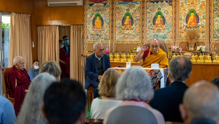 Его Святейшество Далай-лама во время встречи с группой европейских миротворцев. Дхарамсала, штат Химачал-Прадеш, Индия. 8 ноября 2023 г. Фото: Тензин Чойджор (офис ЕСДЛ).