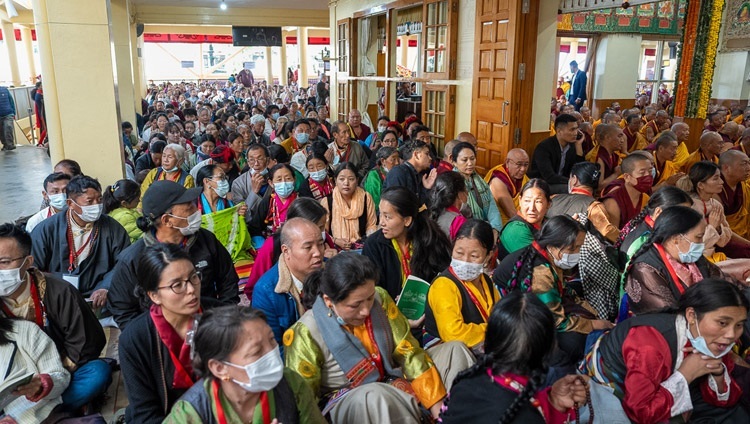 Верующие, собравшиеся в главном тибетском храме на молебен о долголетии Его Святейшества Далай-ламы. Дхарамсала, штат Химачал-Прадеш, Индия. 25 октября 2023 г. Фото: Тензин Чойджор (офис ЕСДЛ).