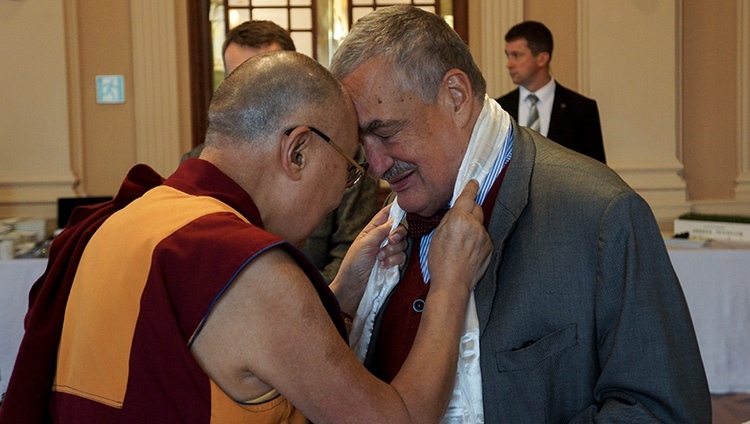 Его Святейшество Далай-лама и Карел Шварценберг. Прага, Чехия. 18 октября 2016 г. Фото: Джереми Рассел (офис ЕСДЛ).