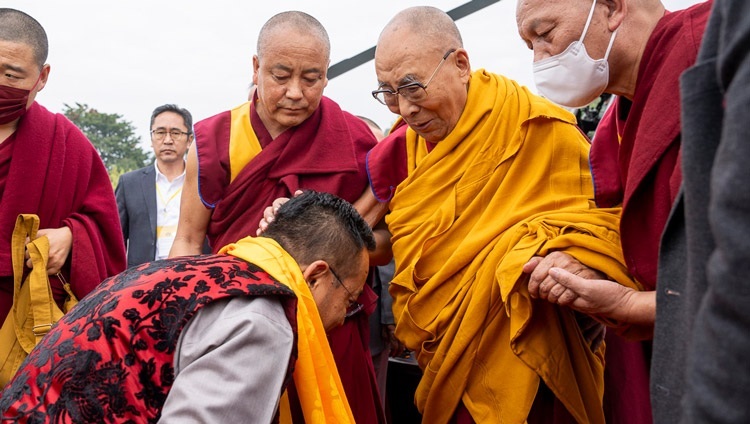 По прибытии в Гангток Его Святейшество Далай-лама приветствует главного министра штата Сикким Шри Према Сингха Таманга. Штат Сикким, Индия. 11 декабря 2023 г. Фото: Тензин Чойджор (офис ЕСДЛ).