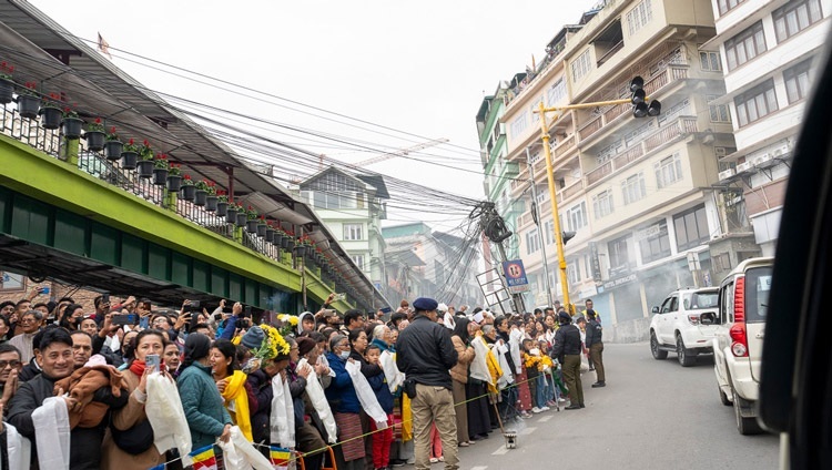 Местные жители выстроились вдоль улиц, чтобы поприветствовать Его Святейшество Далай-ламу по дороге в отель. Гангток, штат Сикким, Индия. 11 декабря 2023 г. Фото: Тензин Чойджор (офис ЕСДЛ).