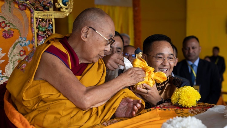 Его Святейшество Далай-лама преподносит статуэтку Будды главному министру штата Сикким Шри Прему Сингху Тамангу. Гангток, штат Сикким, Индия. 12 декабря 2023 г. Фото: Тензин Чойджор (офис ЕСДЛ).