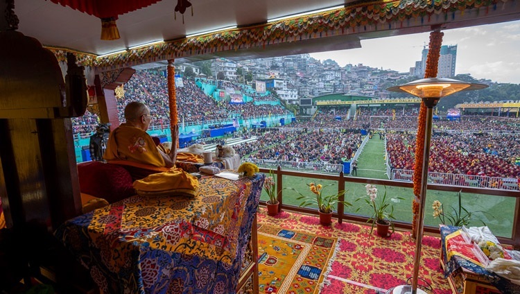 Его Святейшество Далай-лама обращается к более чем 40 000 человек, собравшихся на стадионе «Палджор». Гангток, штат Сикким, Индия. 12 декабря 2023 г. Фото: Тензин Чойджор (офис ЕСДЛ).