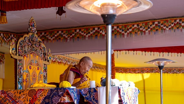 Его Святейшество Далай-лама читает сочинение Гьялсэ Тогме Сангпо «Тридцать семь практик бодхисаттвы». Гангток, штат Сикким, Индия. 12 декабря 2023 г. Фото: Тензин Чойджор (офис ЕСДЛ).