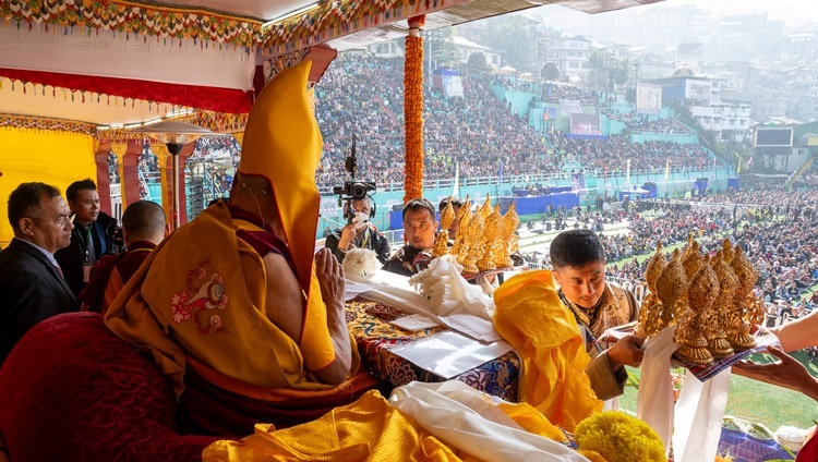 Во время молебна о долголетии Далай-ламы высокопоставленные лица несут подношения для Его Святейшества. Гангток, штат Сикким, Индия. 12 декабря 2023 г. Фото: Тензин Чойджор (офис ЕСДЛ).