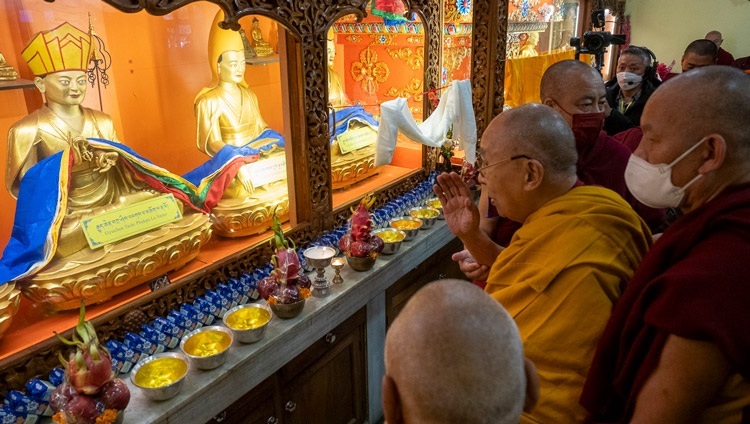 Его Святейшество Далай-лама выражает почтение статуям Дже Цонкапы и его главных учеников, расположенным в храме монастыря Сегью. Салугара, штат Западная Бенгалия, Индия. 14 декабря 2023 г. Фото: Тензин Чойджор (офис ЕСДЛ).