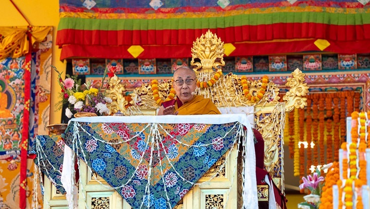 Его Святейшество Далай-лама обращается к 30 000 слушателей, собравшихся на учения в монастыре Сегью. Салугара, штат Западная Бенгалия, Индия. 14 декабря 2023 г. Фото: Тензин Чойджор (офис ЕСДЛ).