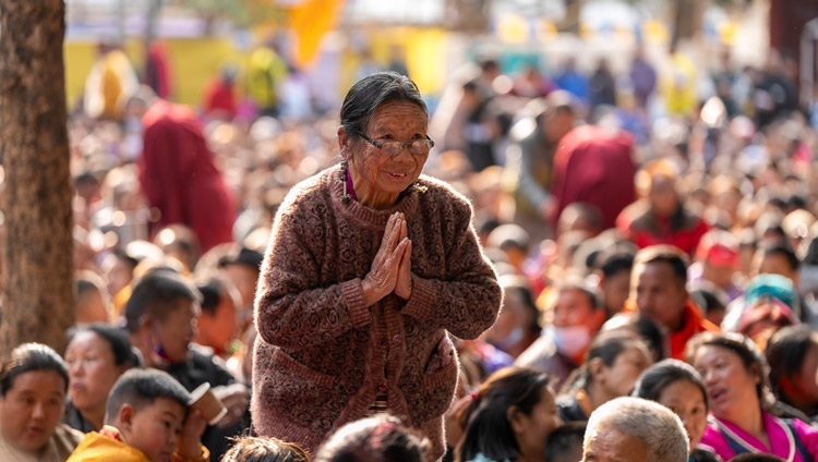Последовательница Его Святейшества Далай-ламы выражает ему почтение во время учения в монастыре Сегью. Салугара, штат Западная Бенгалия, Индия. 14 декабря 2023 г. Фото: Тензин Чойджор (офис ЕСДЛ).