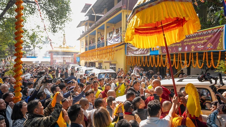 Его Святейшество Далай-лама готовится покинуть монастырь Сегью по завершении учения. Салугара, штат Западная Бенгалия, Индия. 14 декабря 2023 г. Фото: Тензин Чойджор (офис ЕСДЛ).