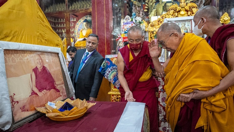 Во время посещения храма тибетского монастыря Бодхгаи Его Святейшество Далай-лама выражает почтение изображению своего учителя Линга Ринпоче. Бодхгая, штат Бихар, Индия. 16 декабря 2023 г. Фото: Тензин Чойджор (офис ЕСДЛ).