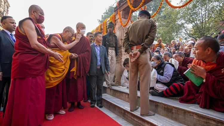 Совершая обход вокруг храма Махабодхи, Его Святейшество Далай-лама приветствует своих последователей. Бодхгая, штат Бихар, Индия. 16 декабря 2023 г. Фото: Тензин Чойджор (офис ЕСДЛ).