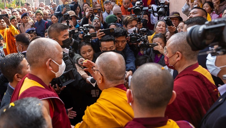 Его Святейшество Далай-лама беседует с представителями прессы во время паломничества в храм Махабодхи. Бодхгая, штат Бихар, Индия. 16 декабря 2023 г. Фото: Тензин Чойджор (офис ЕСДЛ).