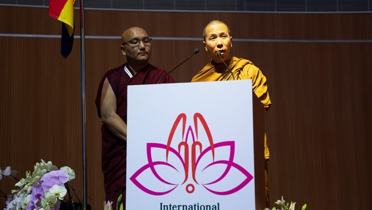 Ведущий досточтимый Махаяно Аун приветствует представителей разных буддийских традиций и рассказывает о программе Международного форума Сангхи – 2023. Бодхгая, штат Бихар, Индия. 20 декабря 2023 г. Фото: Тензин Чойджор (офис ЕСДЛ).