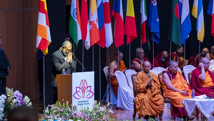 Абхиджит Халдер, генеральный директор Международной буддийской конфедерации (IBC), приветствует участников открытия Международного форума Сангхи – 2023. Бодхгая, штат Бихар, Индия. 20 декабря 2023 г. Фото: Тензин Чойджор (офис ЕСДЛ).