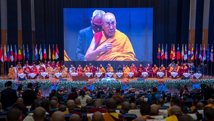 Его Святейшество Далай-лама обращается к участникам открытия Международного форума Сангхи – 2023, организованного в Международном конференц-центре Бодхгаи. Бодхгая, штат Бихар, Индия. 20 декабря 2023 г. Фото: Тензин Чойджор (офис ЕСДЛ).