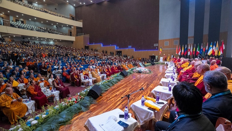 Вид на зал Международного конференц-центра Бодхгаи во время выступления Его Святейшества Далай-ламы на открытии Международного форума Сангхи – 2023. Бодхгая, штат Бихар, Индия. 20 декабря 2023 г. Фото: Тензин Чойджор (офис ЕСДЛ).