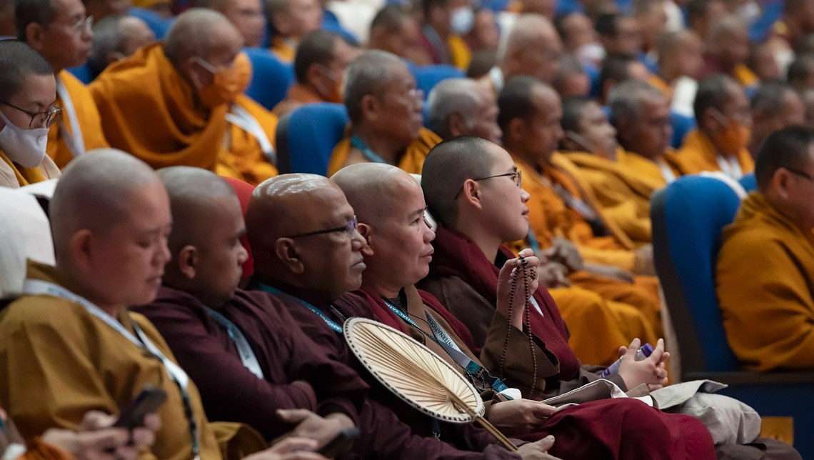 Члены монашеских общин разных буддийских традиций слушают обращение Его Святейшества Далай-ламы на открытии Международного форума Сангхи – 2023. Бодхгая, штат Бихар, Индия. 20 декабря 2023 г. Фото: дост. Замлинг Норбу (офис ЕСДЛ).