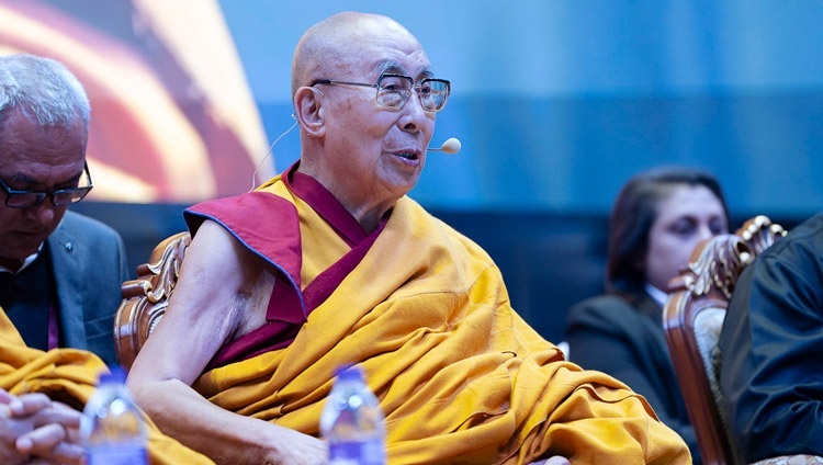 Его Святейшество Далай-лама выступает с обращением во время открытия Международного форума Сангхи – 2023, организованного в Международном конференц-центре Бодхгаи. Бодхгая, штат Бихар, Индия. 20 декабря 2023 г. Фото: Тензин Чойджор (офис ЕСДЛ).