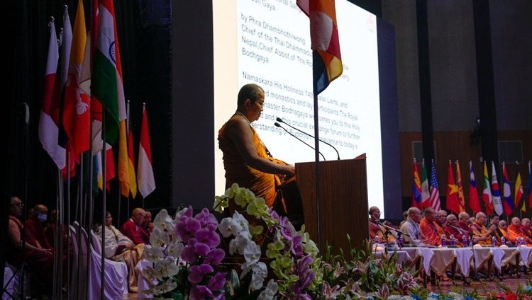 Пхра Дхамбодхивонг, главный настоятель Королевского тайского монастыря в Бодхгае, представляющий тайского сангхараджу и королевскую семью Таиланда, приветствует Его Святейшество Далай-ламу и других участников открытия Международного форума Сангхи – 2023. Бодхгая, штат Бихар, Индия. 20 декабря 2023 г. Фото: Тензин Чойджор (офис ЕСДЛ).